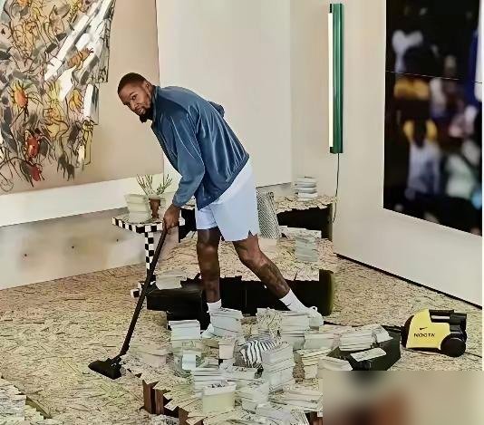 杜兰特晒了一地美金，摆造型，配文说自己单身挺好。
评论区直接炸了。有人说他炫富，有人说他这是心虚，还有人翻出他前几天跟太阳老板的骂战。
太阳老板说当年砸钱换他，不一定能拿冠军，球队没文化。杜兰特直接回怼：我36岁还这水平，你说得好像我酒驾被抓了。
转头他就晒现金。这操作，表面看是玩梗，实际上是