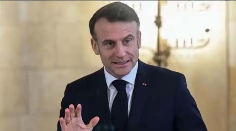 事情闹大了！美国、德国、英国、法国、意大利、加拿大、日本，发表联合声明：采取“一切必要措施”，以应对原油价格上涨。


凌晨三点，霍尔木兹海峡狭窄的水道上还腾着滚滚黑烟，一艘刚刚遇袭的万吨油轮在波斯湾的夜色里燃起冲天火光；而在数千公里外的巴黎爱丽舍宫，气氛同样冷到了冰点。


法国总统马克龙面色凝重