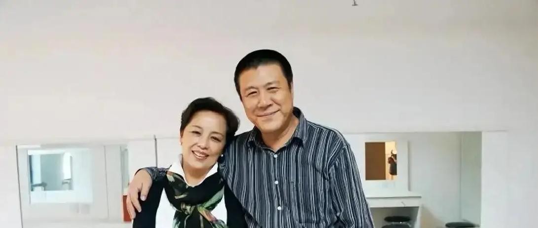 47岁的黄晓明站在新电影首映礼的台上，身子弯成了九十度，低着头足足保持了半分钟没挪动脚步。

这半分钟的低头，他不仅仅是在给买票进场的观众道歉，更是在给全网看了几个月笑话的看客们低头赔罪。

中年男演员的体面，在实打实的利益受损面前，一分不值。

电影上映头三天，总票房刚过400万。为了这几百万的票