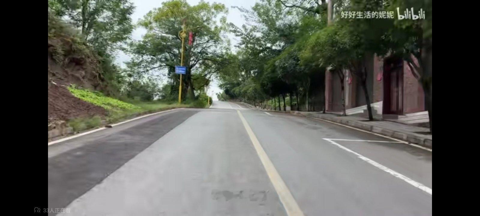 看看妮妮。妮妮有种被世界托举的踏实感，虽然是残疾人，身体不好不能干活，家里又穷，但普通小努力也可以生活，干活半周休息半周，怎么快乐怎么来。我们常淹没在你再不怎么样就完蛋了的为你好式恐吓中。但妮妮证明了小努力就算残疾也值得被好好对待，世界还是有很多好人好事的，看你怎么选择 ​