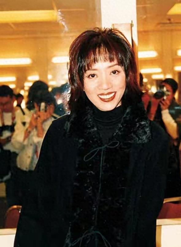 梅艳芳的骨灰瓮被人从大屿山骨灰龛位里撬走，她大哥梅启明是在记者打电话问他知不知道这件事的时候，才知道妹妹的骨灰已经失踪了三个月。
2026年7月18日，一个歌迷去大屿山宝莲禅寺海会塔拜梅艳芳。她发现存放骨灰位置的门牌螺丝松了，骨灰瓮没了。家属当天报了警。案件交由大屿山警区重案组跟进。
然后，整整三个