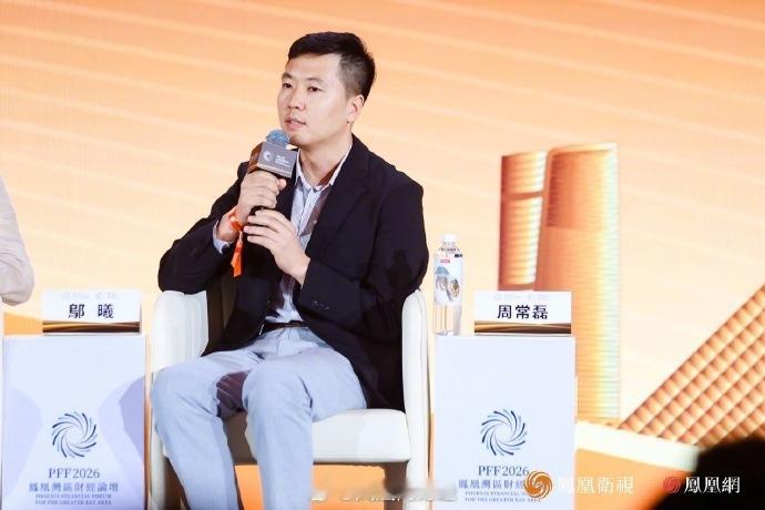 【中企集团AIMI创始人周常磊：#没有一家AI公司真的敢停下来#】中企集团AIMI创始人周常磊在#凤凰湾区财经论坛2026# 上就中美AI竞争及开源闭源之争表示，开源闭源是一个阶段性选择，不是终极路线。头部AI公司之间的差距很小，虽然嘴上都在喊停，但没有一家真的敢停下来。AI公司都在喊停，但没有一家真敢 ​