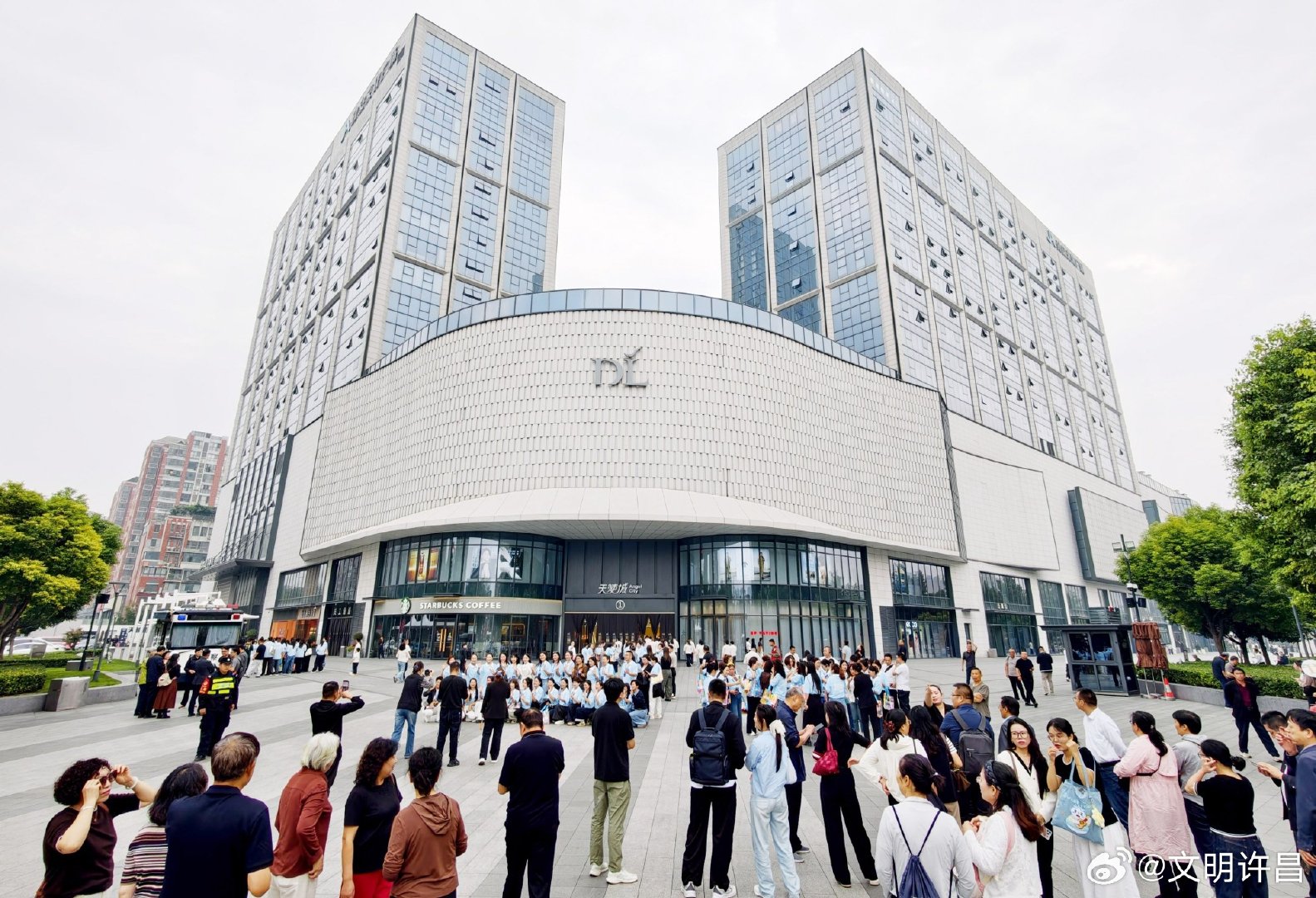 10月12日，不少外地游客来到东城区胖东来天使城参观打卡。国庆假期过后，胖东来商超依旧人气旺盛，持续吸引各地游客组团前来打卡。乔利峰 摄 ​