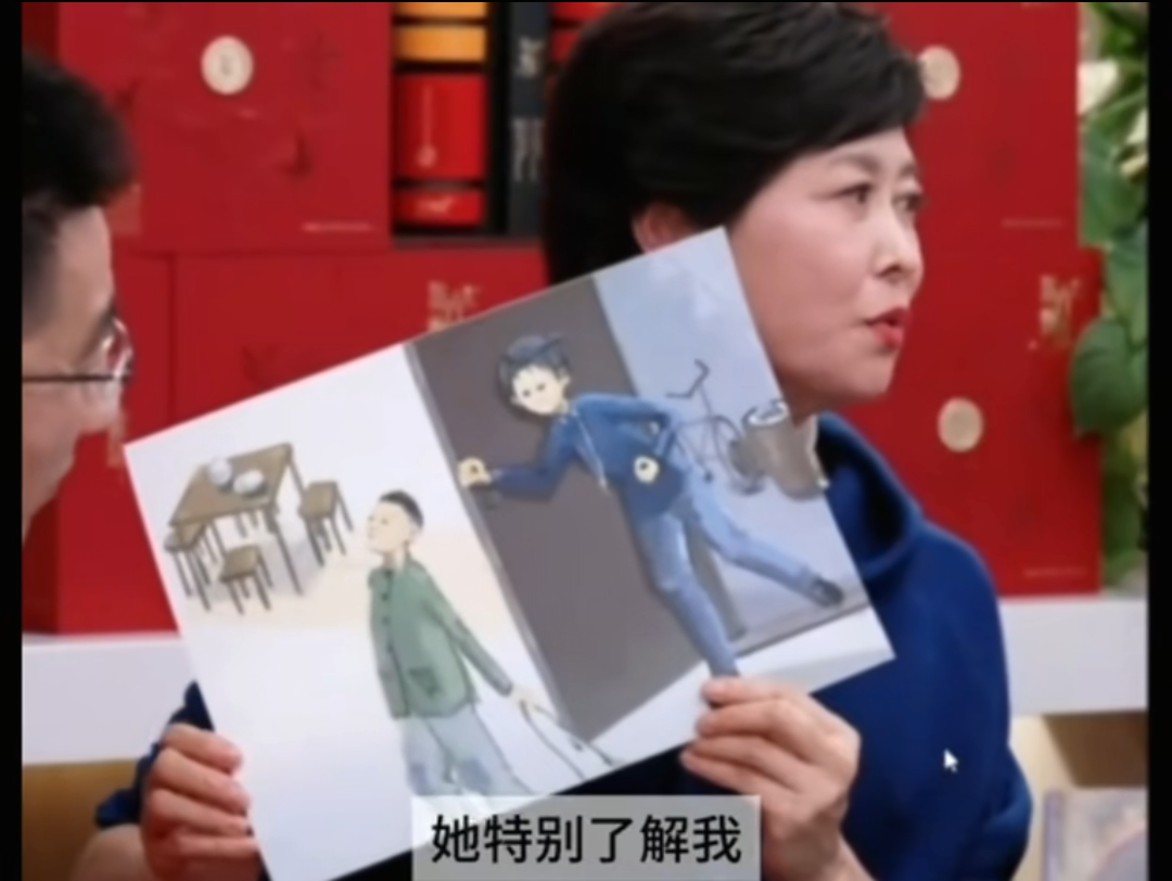 敬一丹称自己小时候脾气就很暴躁，同学还专门为她画了一个追着弟弟打的画。当时敬一丹只有十几岁，小弟弟因为逃学被叫家长，敬一丹作为家长去了学校后，出了学校后就有了画中的场景。

敬一丹表示：小弟弟是1961年出生的，1966年发生了一个巨变，文革开始，等到他上学的时候，学校也不正常了，所以他也没那么热爱