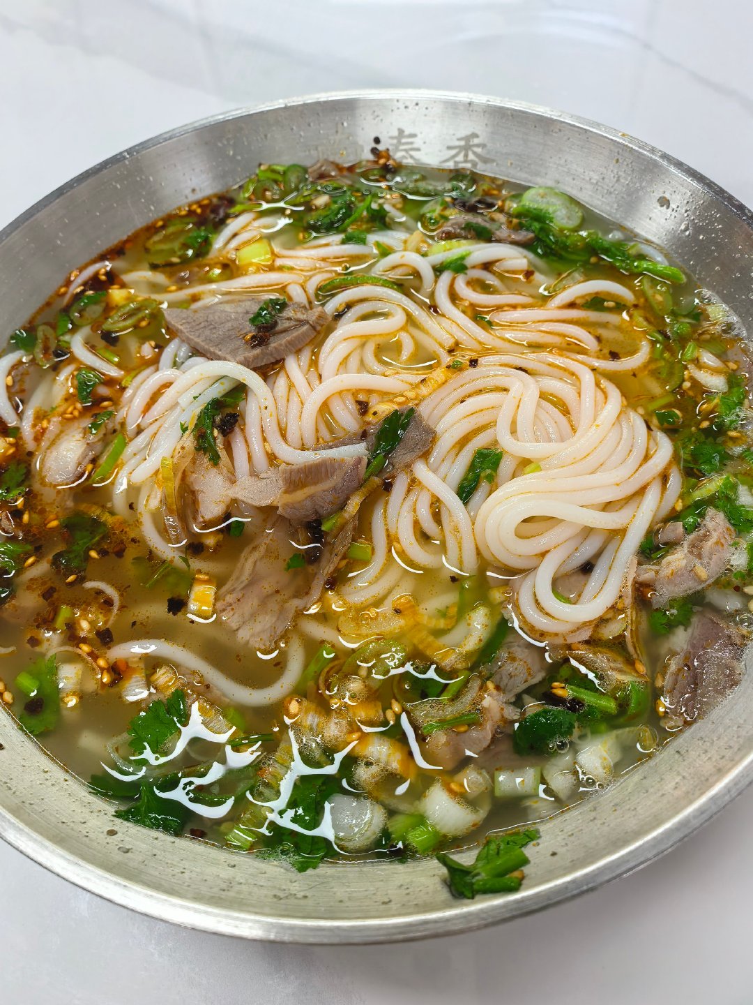 好像以前不喜欢吃羊肉的，不知从何时起，竟爱上了羊肉。来碗热气腾腾的羊肉粉，汤底醇厚，肉质细嫩，再撒上一把翠绿的香菜和葱花，最后淋上灵魂辣子🌶️红油在汤面晕开，香气瞬间扑鼻
再过一段时间，天气真正凉下来了，来上一碗热腾腾的羊肉粉，暖胃又暖心 ​