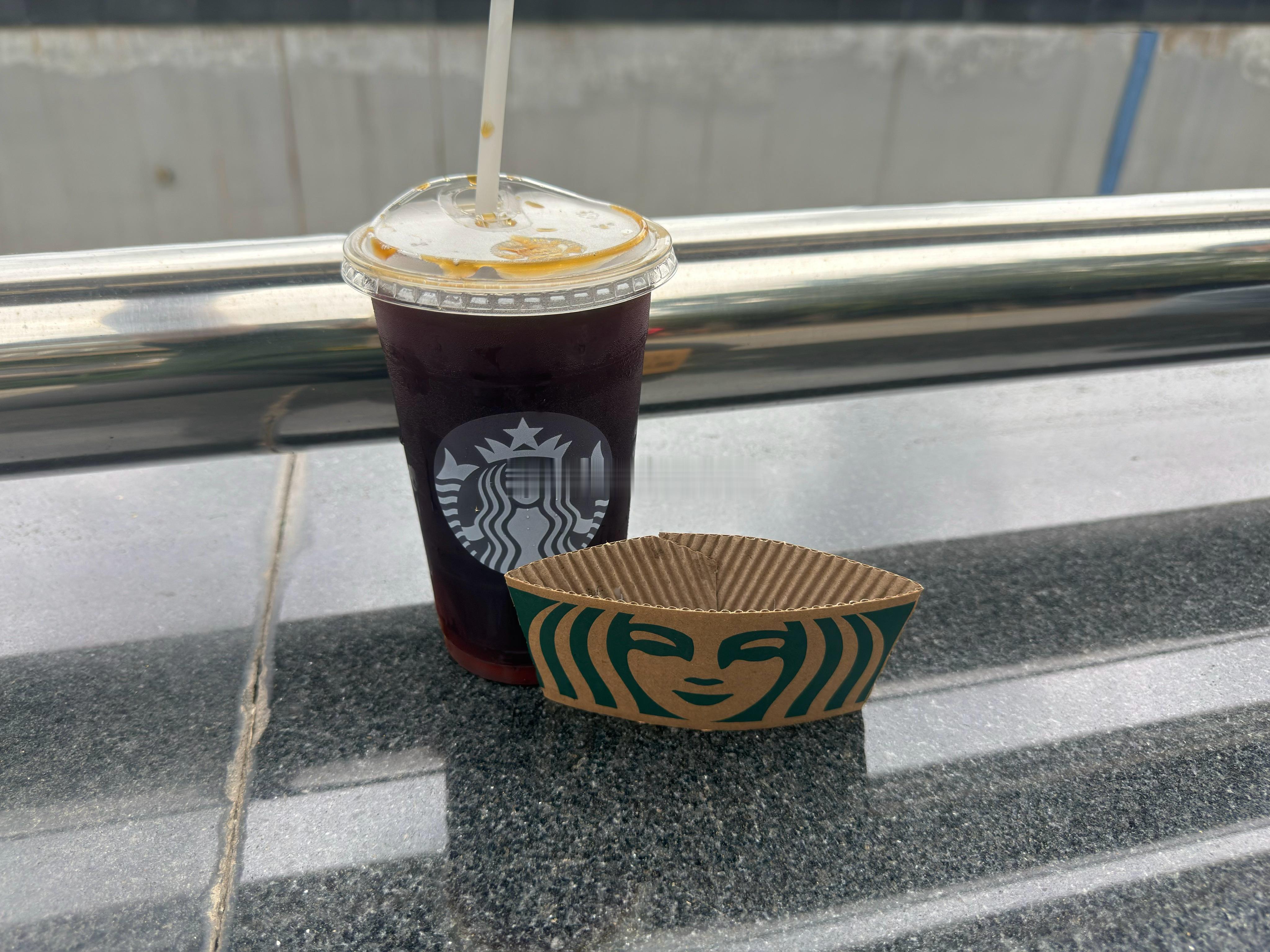 [超话] 站在栏杆边短暂躲一躲忙碌，手里这杯冰美式就是今日的缓冲。没有...