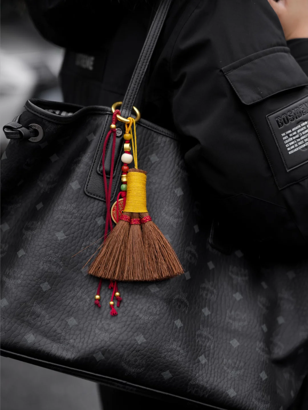 谁会把扫把挂包上啊？！