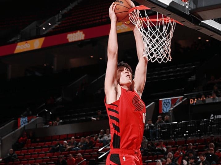 杨瀚森在CBA场均16.6分10.5篮板2.6盖帽，命中率58.6%。到了NBA，新秀赛季打了43场，场均7分钟，2.2分1.5篮板，三分命中率11.9%。但开拓者主帅诺里在季前赛赛后说，球队很多进攻都是通过他这个核心展开的。
一个场均2.2分的人，怎么就成了进攻核心。
16顺位选了个第四中锋
20