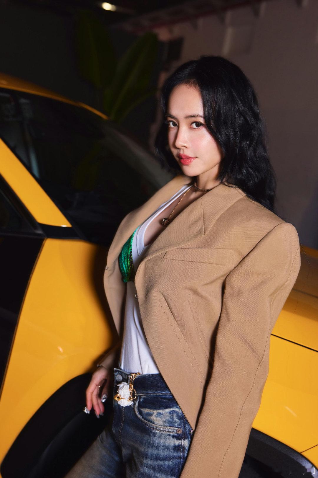 蔡依林昨天Uber的美照一组，美美开启🔛休假模式啦。[兔子] ​