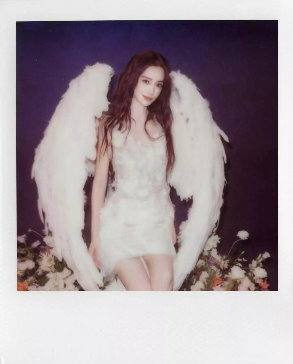 杨颖工作室晒出一组拍立得美照！杨颖化身绝美白翼天使，她的五官精致、气质圣洁，太养眼！