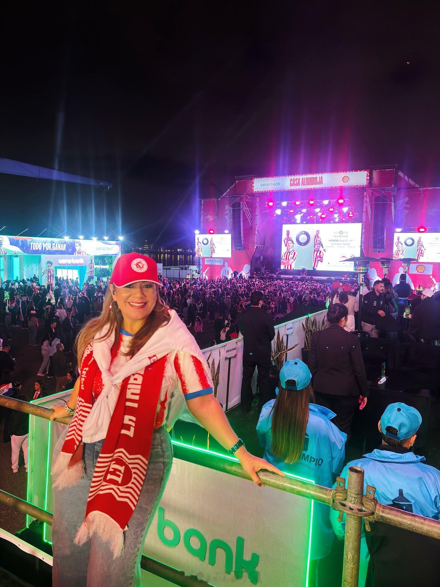 世界杯韩国美女主持穿西班牙球衣助威韩国队出线形势牵动人心，西班牙与乌拉...