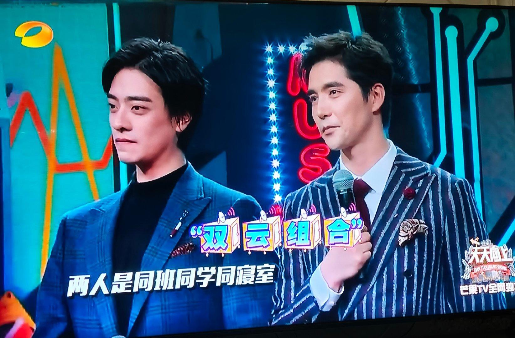 #云次方[超话]# 最近入坑，补课补到这里，看到嘎和龙加上zlst一块跳舞好好笑啊哈哈哈，家母依旧展示地蕾(bushi)哈哈哈(但是该说不说，龙越跳头发越乱……莫名的有种凌乱的美呀……好美呀，嘎也是，那个转圈帅到我了……)[开学季][开学季] ​