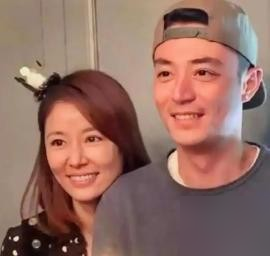 霍建华一块肥皂从头洗到脚，林心如说这男人她捡到宝了。
林心如自曝，霍建华洗澡不用沐浴露，一块香皂搓全身，洗脸洗头全搞定。医美？不存在的，连面膜都不贴，就靠早睡。她劝他保养，他回一句自然就好。
这俩从好友变夫妻，被传过婚礼黑脸，被拍过街头吵架。霍建华说我就是不会拍照，林心如说意见不同声音大了点。