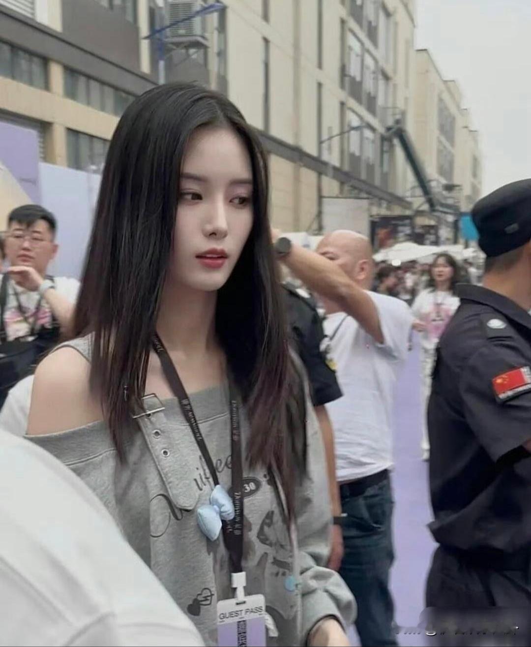 徐艺洋可能是娱乐圈最不用看脸色的女演员了。
 
别人签公司怕被压榨，她签的是自己老公的公司。2018年回国进龙韬娱乐，老板是黄子韬；2020年上《创造营2020》，导师还是黄子韬；2024年直接领证，从旗下艺人升级成了老板娘。
 
这身份一摆，圈里谁心里没数？想动歪心思的，先掂量掂量黄子韬那脾气和他