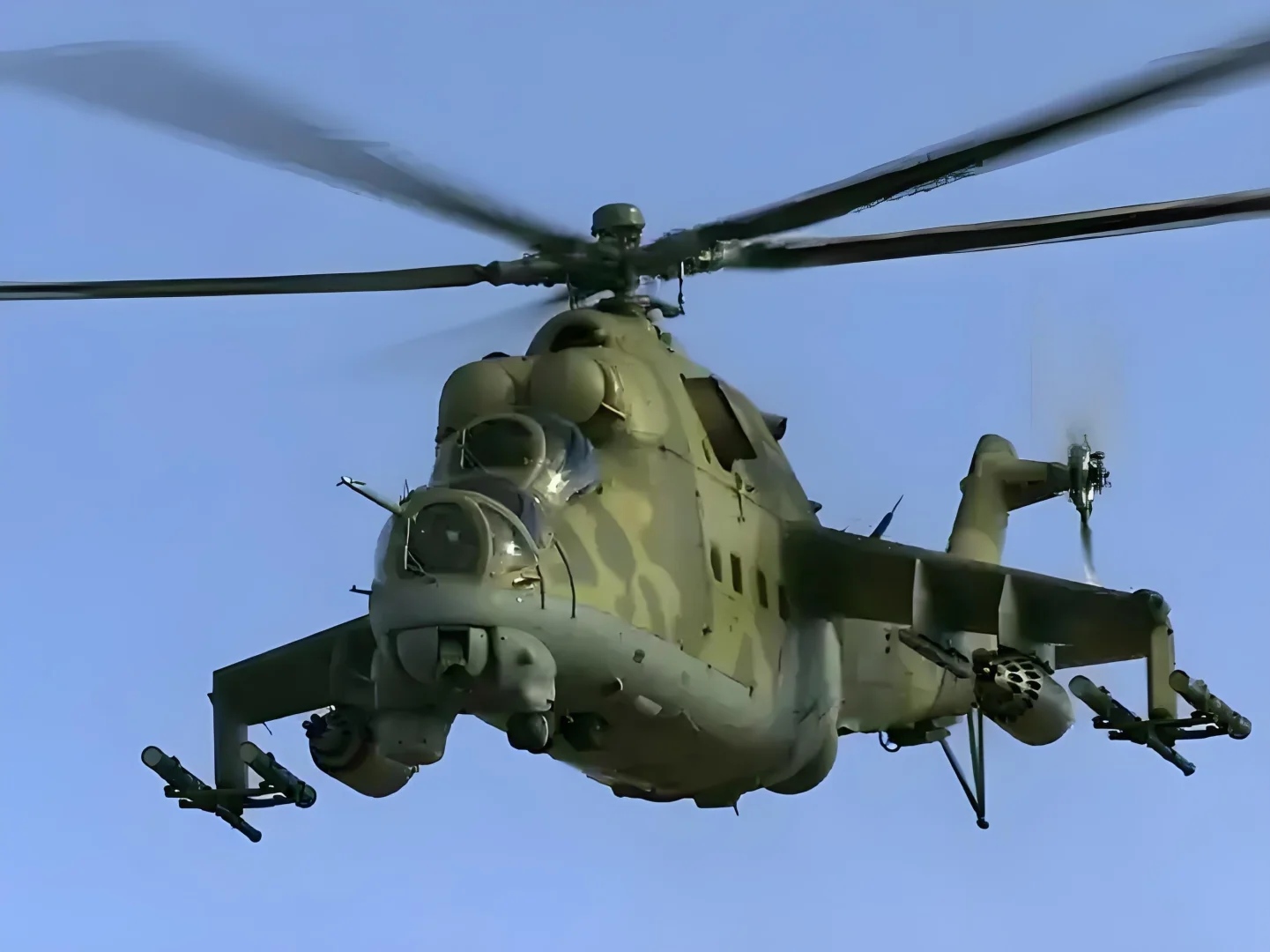米‑24“雌鹿”武装直升机
北约代号：Hind（雌鹿），苏联米里设计局研制，1969首飞，1973正式列装，世界独有的“武装+运兵”复合直升机，被称为飞行步兵战车，总产量超2000架，出口数十国，参加阿富汗战争、两伊战争、非洲多场冲突 。
基础参数（米‑24P主流型号）
- 乘员：2名（飞行员、武器官），机身内部运兵舱可搭载8名全副武装步兵
- 旋翼直径：17.3 m，机长21.35 m，机高3.97 m
- 空重：8.2 吨；最大起飞重量：12 吨
- 动力：2台TV3‑117涡轴发动机，总功率约4400马力
- 最大速度：335 km/h；巡航270 km/h；航程500 km；作战半径约160‑220 km
- 实用升限：4500 米
武器配置
- 米‑24D/V：机头炮塔 YaKB‑12.7四管12.7毫米加特林机枪，射速4000发/分
- 米‑24P：取消旋转炮塔，机身固定30毫米GSh‑30K机炮
- 短翼6个挂点：
- 反坦克导弹：AT‑6螺旋，最多8枚
- S‑5/...