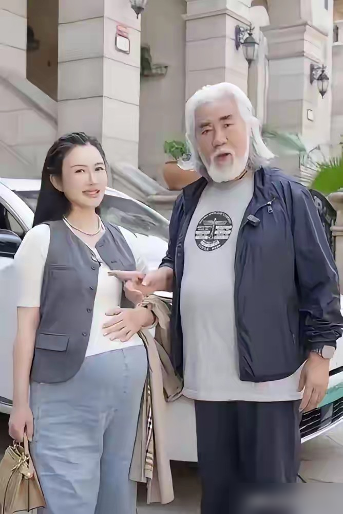 张纪中跟张艺谋，俩人加起来快一百五了，娶的老婆都比自己小31岁。
一个说不听不看，一个干脆装哑巴。底下骂声越狠，他们日子过得越稳。
张纪中老婆直播里直接怼：我乐意，关你屁事。张艺谋那个更绝，陈婷把张艺谋妻子认证都删了，说要当独立制片人。结果网友又翻出离婚传闻，逼得她出来解释是防冒充。
你看，骂