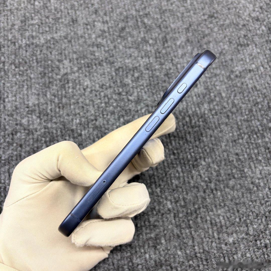 iPhone 17Pro 深蓝色256G 国行全网通
​
​外观小磕 屏幕完美 电池效率100% 三星屏 价格6699 ​