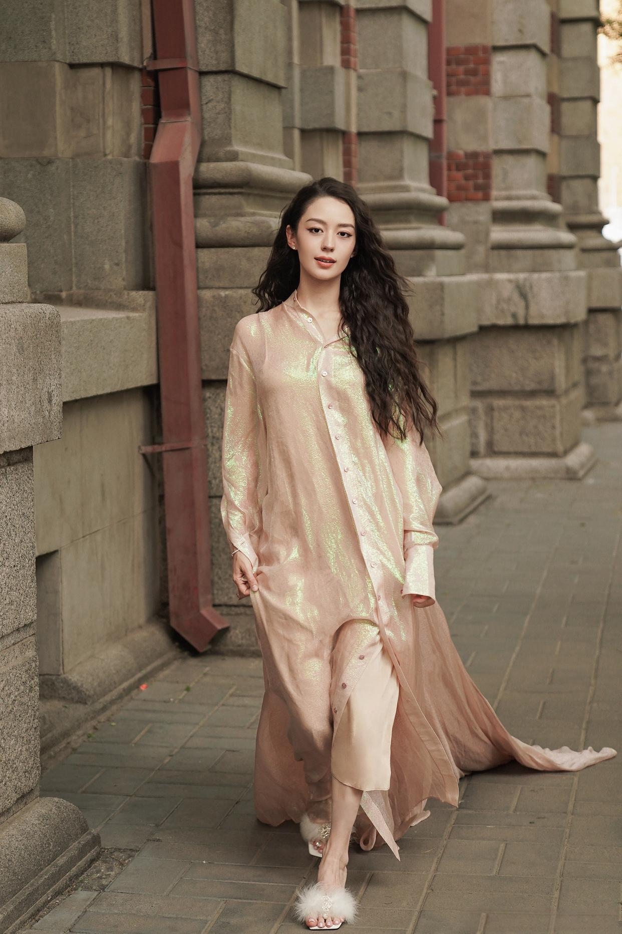 混血美女吉娜街拍美照，金色拖地连体穿搭，有点像睡衣啊，配上脚上的毛绒装...