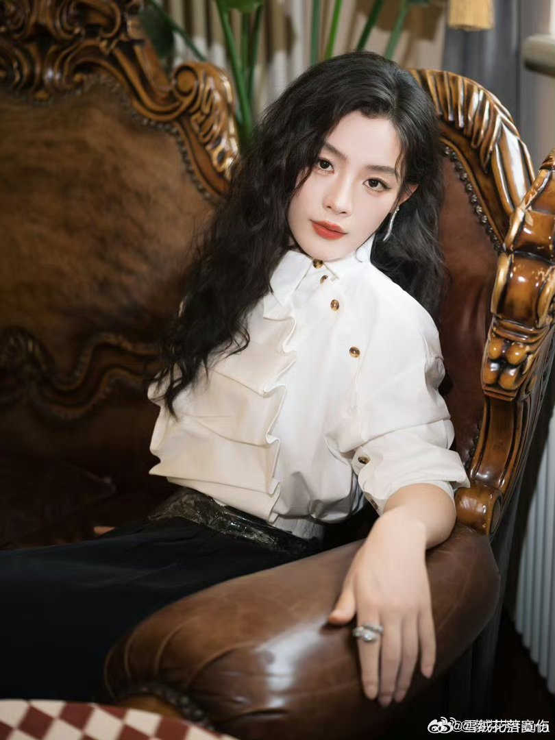 #陈丽君[超话]##和微博星宝一起追LIVE##微博星宝# 好～家伙，看看是谁来了#陈丽君祝姑娘# 一想起你，我的脸就不自觉泛起微笑✨我最爱的 陈丽君✨ ​