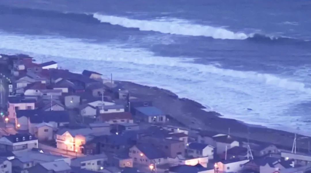 日本发生7.7级地震，政府紧张