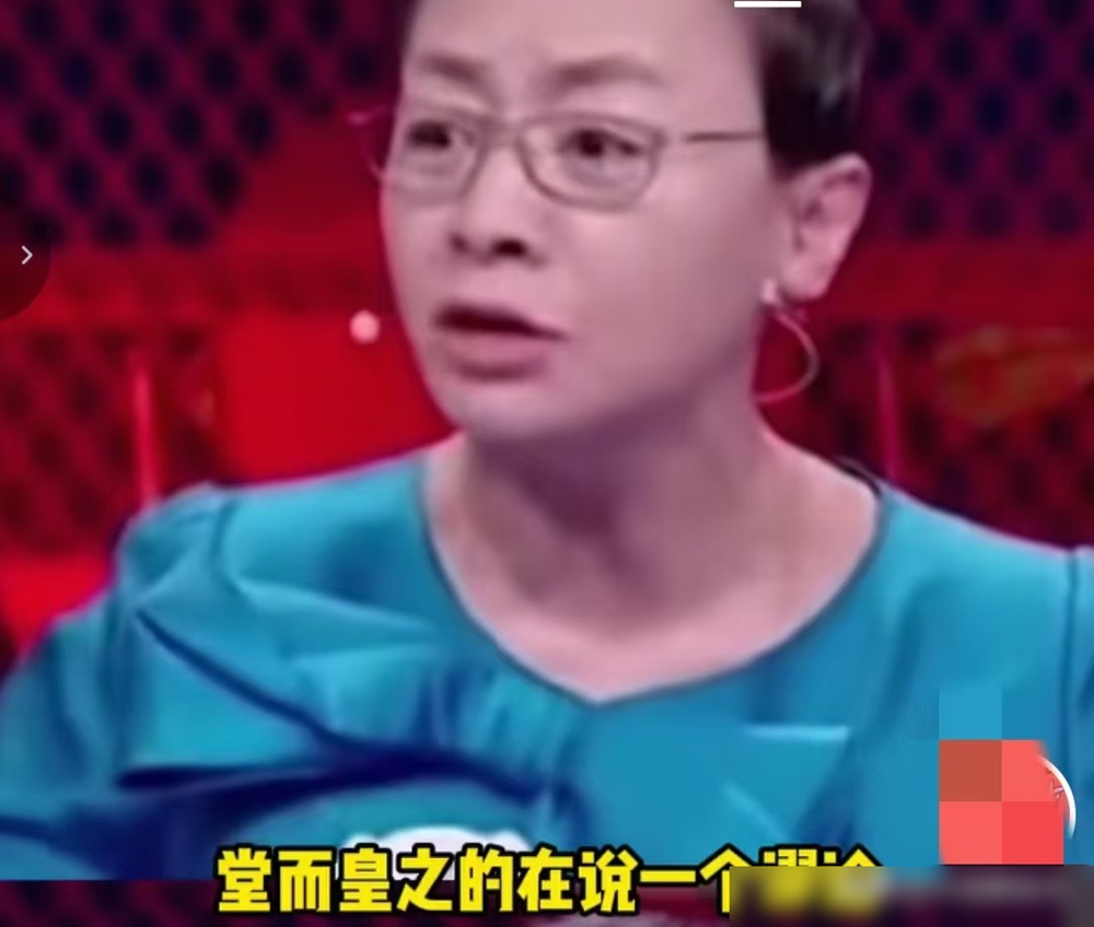 宋丹丹当年骂蔡康永那段，真该翻出来再看看。
放手给自由，人不能只有回忆没有当下，蔡康永说得像散文诗，现场差点把票拉过去。
宋丹丹直接打断：你说的全是漂亮话。更年期妈妈疯狂追星那是呼救，家里没人理她，你当儿子的还讲自由？
蔡康永没接话。他这辈子没养过孩子，没伺候过重病老人，他不懂那种半夜哭你还得