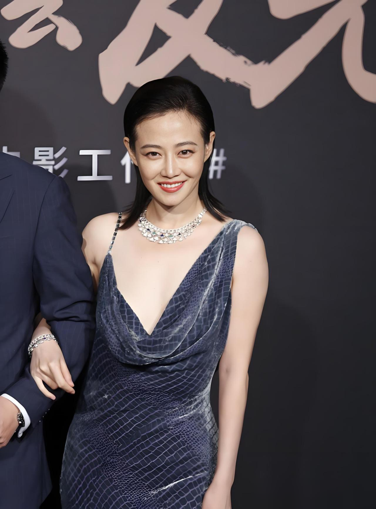 拒演《药神》刘思慧的顶流，现在糊到没声了？
片方曾邀某当红流量小花演刘思慧，她嫌角色掉价，还笃定影片过不了10亿票房，直接拒了。转找谭卓，她闭关练钢管舞，天天泡夜店体验生活，王传君为贴合角色狂减重到认不出。最后电影爆卖31亿，谭卓成圈内公认的实力派，王传君圈粉无数，那拒演的顶流反倒没了动静。
比