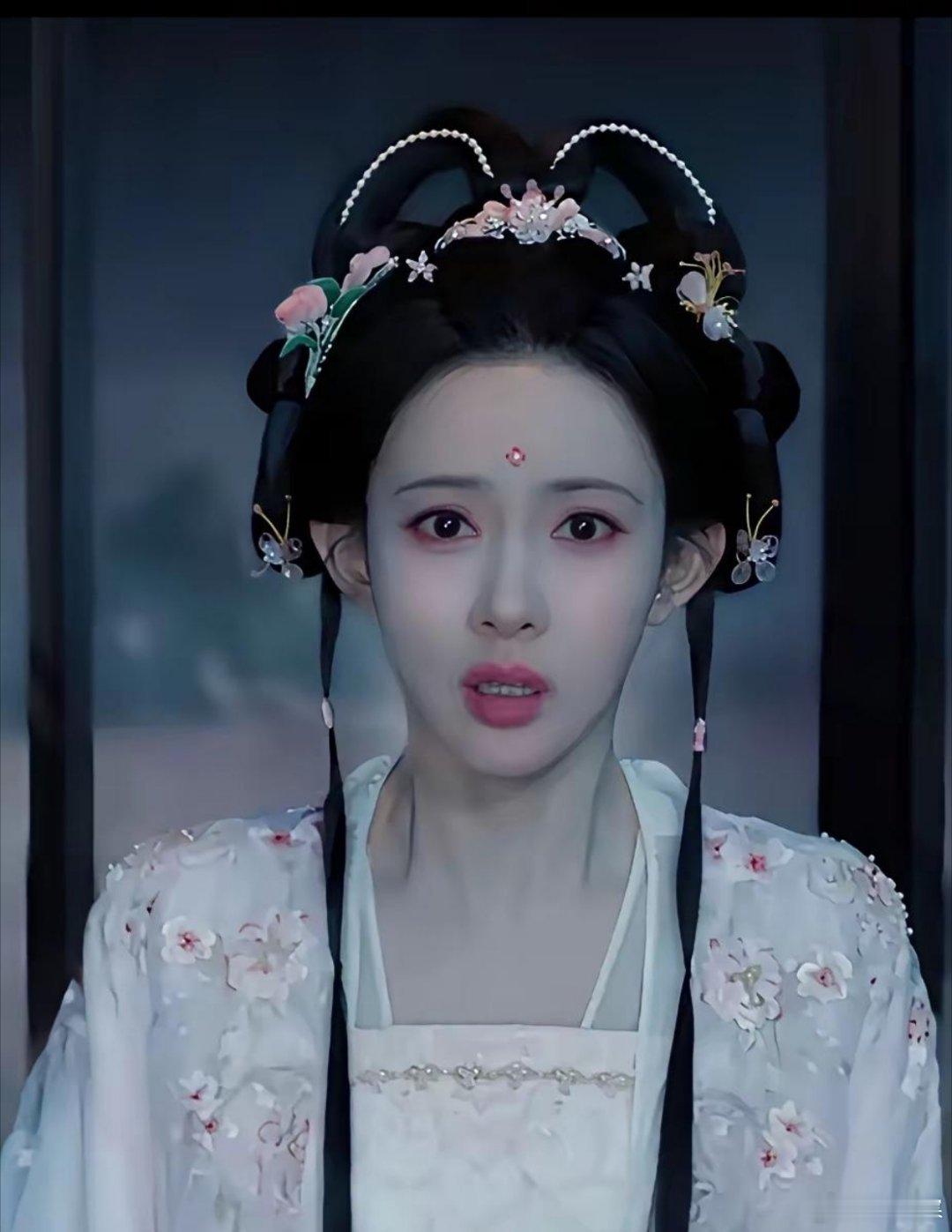 《尚公主》开播后，有网友扒出孟子义某个造型跟宋祖儿未播剧《表妹万福》里几乎一个模子刻出来的。可这路少女感妆造明显更贴宋祖儿，她自带那种水灵灵的少女气；孟子义走起来反而发紧，她底子是明艳熟韵挂，啃少女造型有点拧。要我说，宋祖儿穿少女壳子更对味，孟子义还是往成熟风、轻奢感那边挪更舒服 ​