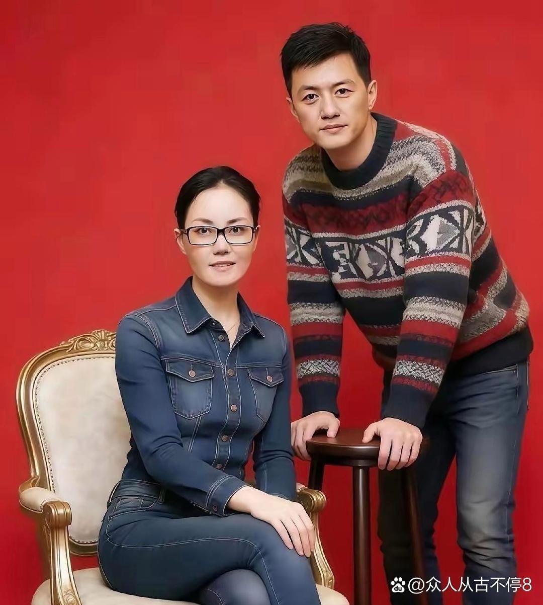现在看王菲和李亚鹏这张照片，真是经典。那时候的王菲应该是真心爱过李亚鹏，从她坐着的姿势就能看出来，整个人都是放松又依赖的状态。 ​