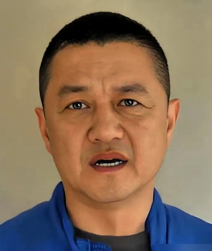 李亚鹏在直播中谈及两个女儿，他自述窦靖童将近三十岁尚未结婚，但每周五会雷打不动和他视频；而亲生女儿李嫣会间歇性将他拉黑。这番口述一出，弹幕瞬间热闹起来，有人替窦靖童打抱不平，也有人替李嫣喊冤。其实这父女俩的相处方式，早在近二十年前就埋下了伏笔。
 
很多网友看到直播片段，第一反应会拿血缘关系做对比。