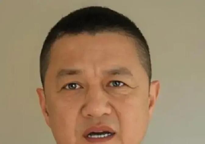 李亚鹏在直播里那句自我剖析，说他对女儿的关心里头藏着私心，总盼着回应，本质是索取情感回报，这话真挺戳人的

一个月被闺女李嫣拉黑好几回，就因为老父亲天天转发养生文章，追着问穿暖吃饱没，搁谁都得烦

在孩子眼里，这就是不信任，是控制，是没把我当成一个独立的大人看待，所以她用最直接的方式反抗

反观人家