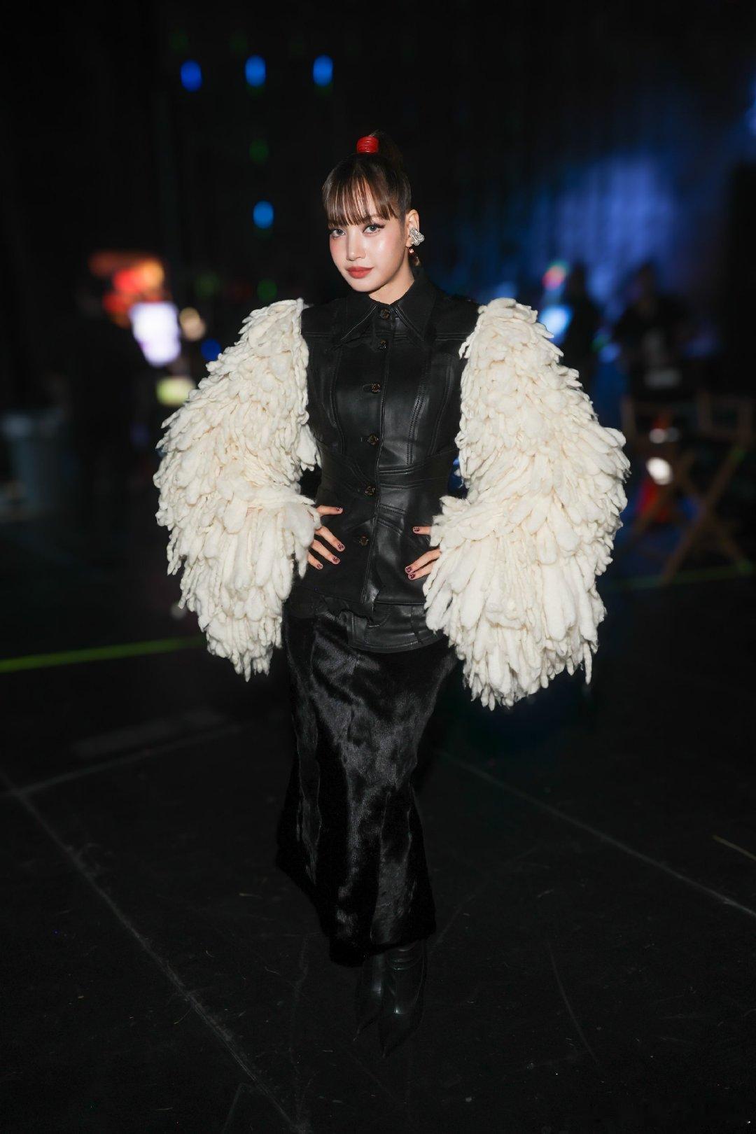 #LISA[超话]##Lisa获VMA最佳流行歌手##Lisa亮相VMA# 苦尽甘来 ​