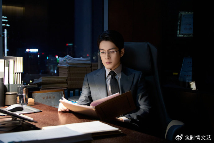 #韩东君路灯下的小狗眼神# 谁刷到韩东君路灯名场面了！平时李信气场全开，辩论时气场压人，路灯光线落在身上，凌厉感慢慢消失，眼神乖巧安静，很难把这个神态和寸步不让的李律师联想到一起。这种反差感扛不住！#电视剧蒸蒸日上# ​