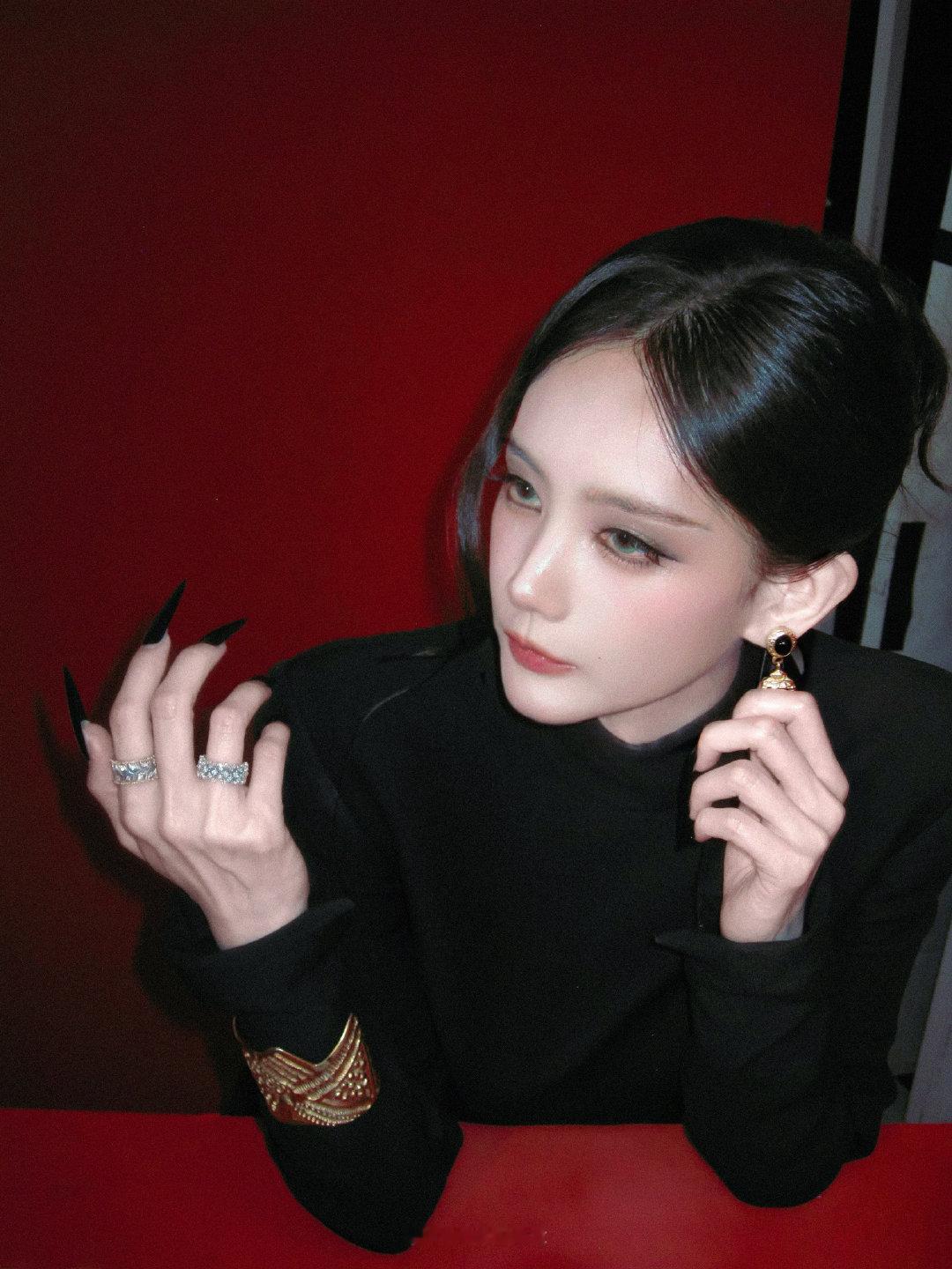 🖤 Snake ·李一桐
-

•#李一桐脖子盘蛇#·
•#我不是大师开局就是中式恐怖味# ​