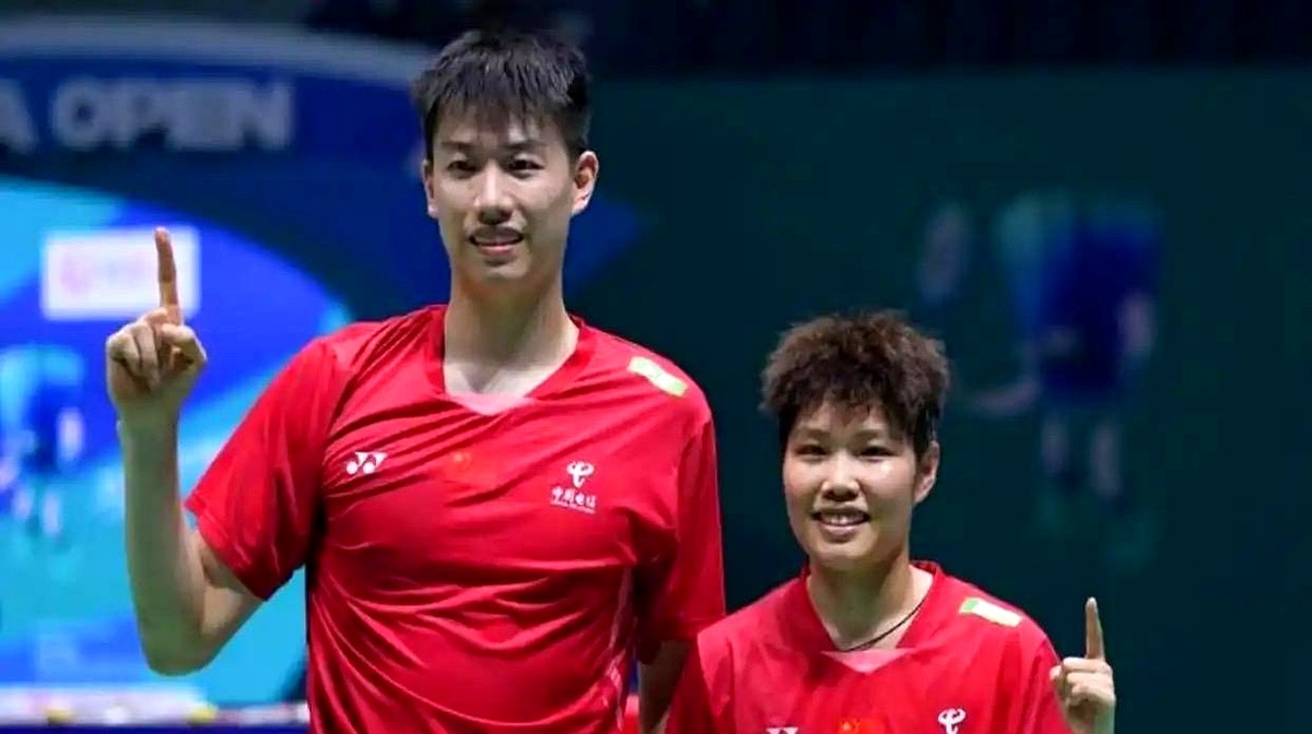 首局轰出21比7，这比赛直接失去悬念。

2026北极羽毛球公开赛混双1/4决赛，冯彦哲/黄东萍直落两局，淘汰瑞典组合卡尓堡/蒂尔达。第二局比分定格在21比17，两人轻松晋级混双四强。

接下来的半决赛才是真刀真枪。冯彦哲/黄东萍将迎战队友蒋振邦/魏雅欣。

国羽提前锁定了一个决赛席位。

这场半决
