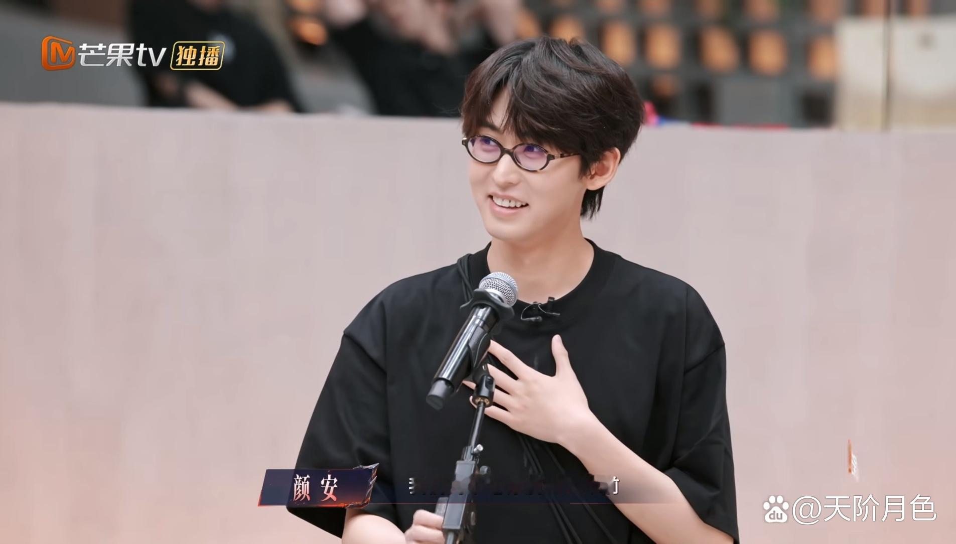 披哥6二公组队，颜安这一组选人策略引发讨论。部分抉择赌博感重，消耗果子选艾热被认为并不划算，rap位姚琛本可以胜任；抢熟人唐九洲思路可行，可惜对方没有赴约。
虽然选人留有遗憾，但颜安直面余文乐组正面叫板，气场收获不少好感。郭晓东入组之后，成员风格差异大，不少网友期待舞台编排能够弥补适 ​