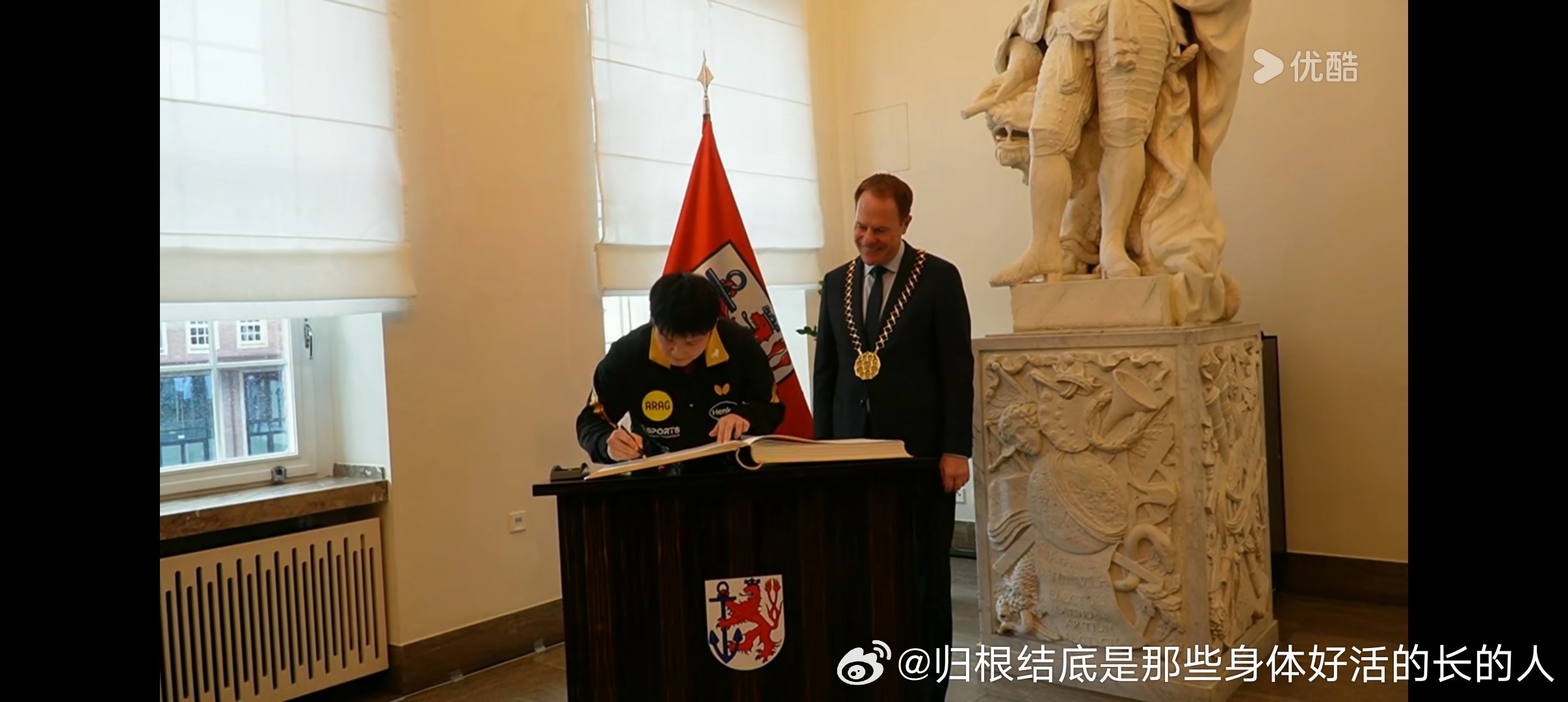 樊振东新赛季发布会：
1.市长请樊振东在城市金册上签名荣誉
2.市长和樊振东一起展示樊振东新队服
3.樊振东有波尔的帮忙适应生活 ​