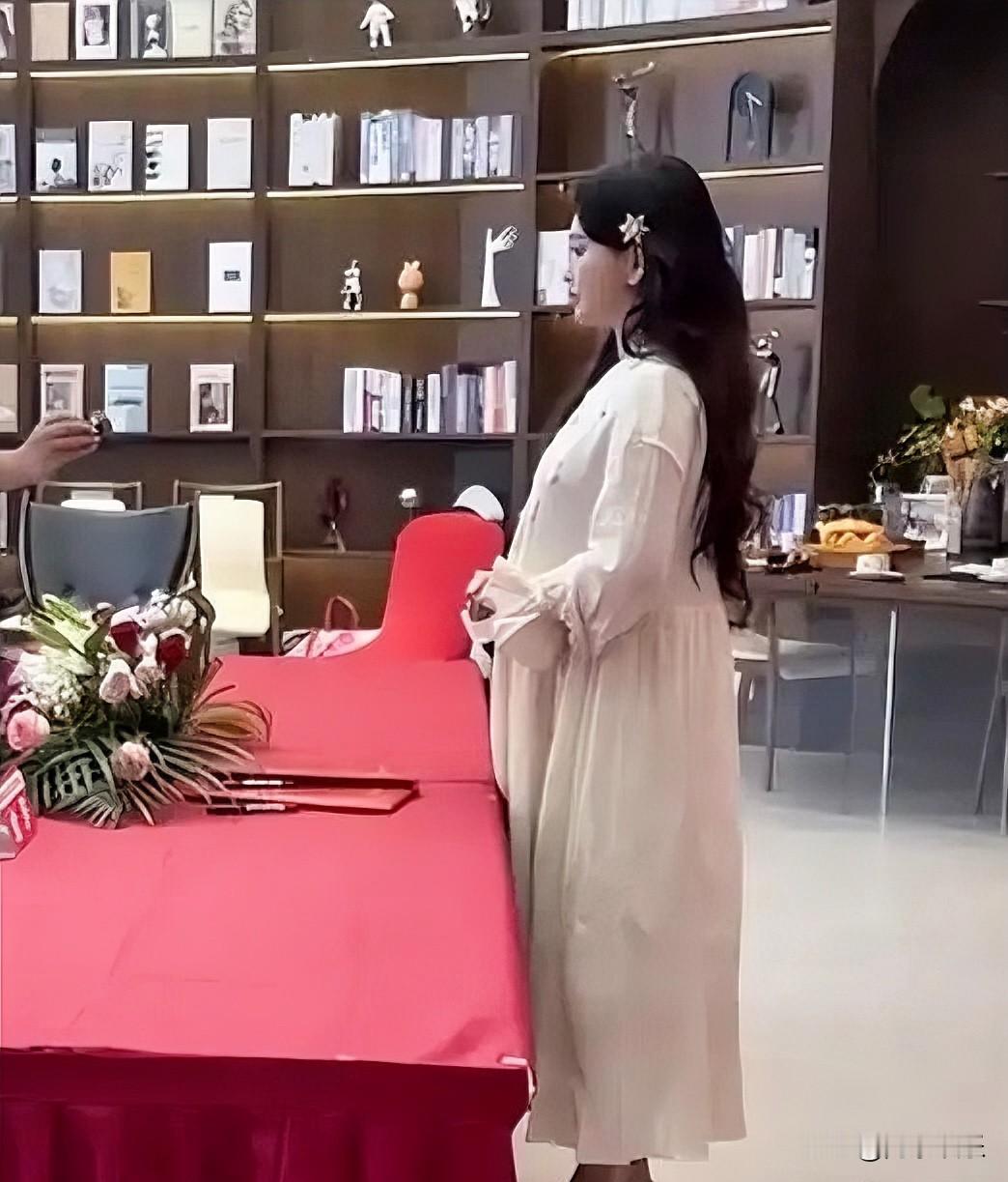43岁金莎现身上海活动，身形臃肿小腹突出，难道是怀孕了？
金莎这次在上海参加活动的生图曝光之后，好多人都在讨论她的状态。今年43岁的她，大家都知道她有年纪相差不少的小老公。
这次露面能明显看出来她身上长了不少肉，整个人看着很臃肿，身上肉感很重，尤其是侧面看小腹鼓得很突出。
不少网友看到这组画面之后都