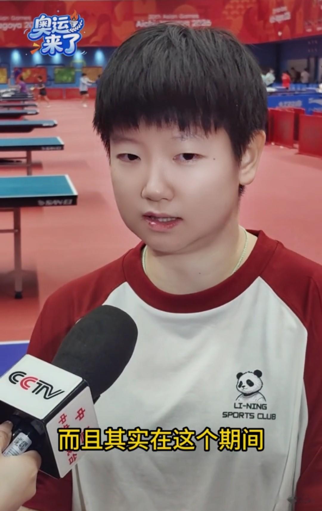 孙颖莎央视采访吐露心声：伤病让自己很焦虑，现在能健康比赛很开心

名古屋亚运会即将开幕，国乒核心孙颖莎在出发前接受了央视体育采访，罕见地聊起了自己与伤病斗争的心路历程。

“挺焦虑的，很焦虑。” 莎莎在镜头前没有掩饰自己的真实感受。她说伤病是一个漫长的过程，从开始到恢复好，你并不知道需要多长时间，也