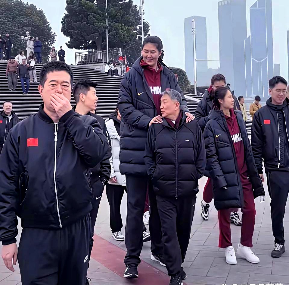 2米26的张子宇，把1米72的宫鲁鸣指导给“整不会了”！    这画面...