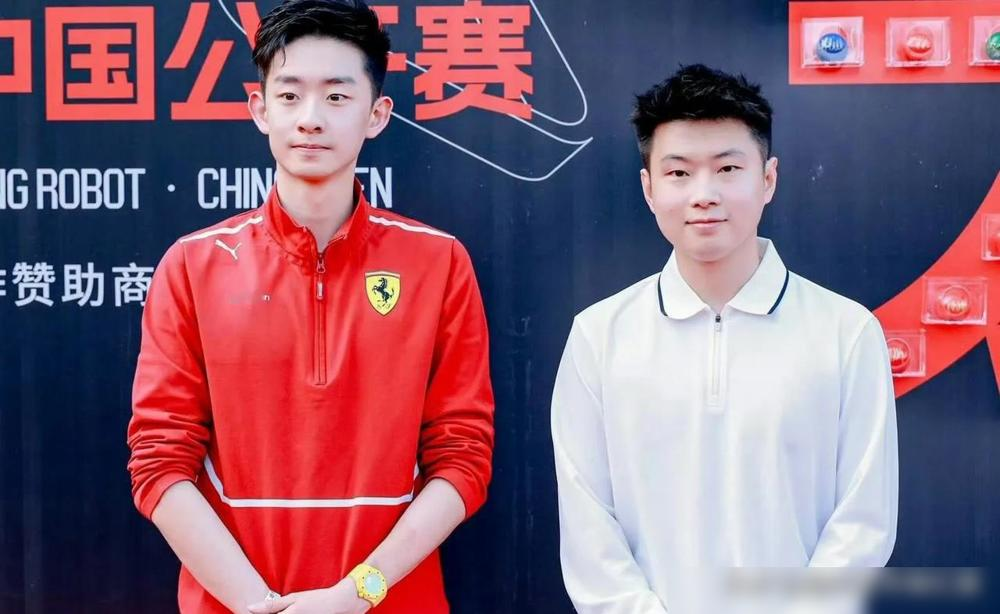去年赵心童在克鲁斯堡捧杯那晚，吴宜泽就坐在台下。当时没人注意他眼神里的东西。
5月3日半决赛，吴宜泽17-16绝杀艾伦，混采区第一句话是我要跟心童决赛见。结果第二天剧本变了，他自己先进了决赛。
18-17掀翻墨菲，全亚洲第二个世锦赛冠军。他夺冠后专门提了赵心童：去年他书写历史，给了我很大鼓励。赵