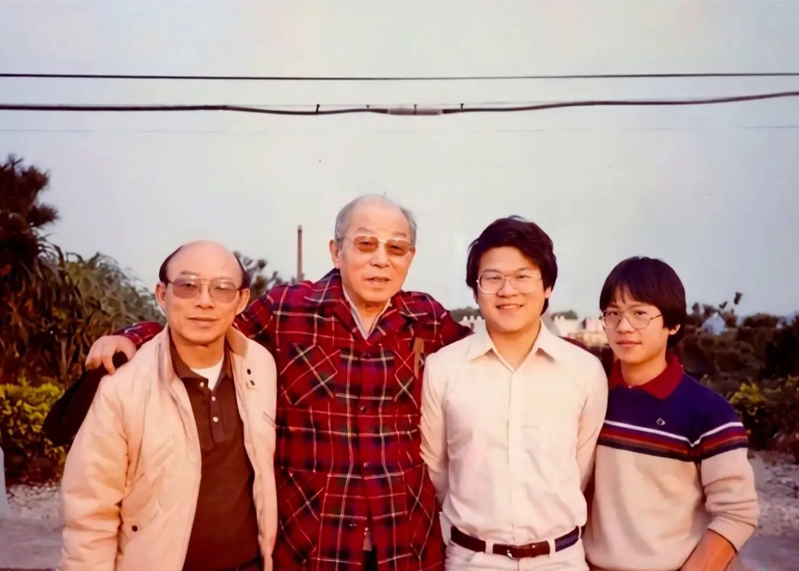 1993年，92岁的张学良与儿子张闾琳、孙子张居信、张居仰的珍贵合影，彼时的张学良已经结束半个多世纪的软禁，正式恢复了自由，选择和赵一荻定居美国夏威夷，开始了亲人在身边的晚年生活。

张闾琳是张学良与赵一荻之子，幼时因为赵一荻要陪伴软禁的张学良，将其送到美国寄养，张闾琳后来成为航天工程师，20多岁的