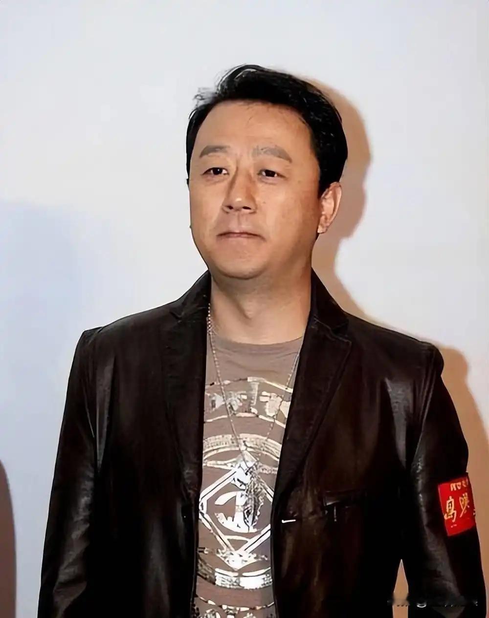 郭涛拍完《父母爱情》44集，去财务结账，到手8万8。他听说梅婷拿了300万。这两个数字后来被自媒体反复引述，翻遍主流媒体的公开报道，找不到独立确认。但在当时，郭涛确实去找了孔笙。孔笙没跟他算戏份，只提了一个时间点。
片酬差距的真相：进场时间比戏份更值钱
从影视行业的定价逻辑看，演员片酬从来不只是按集