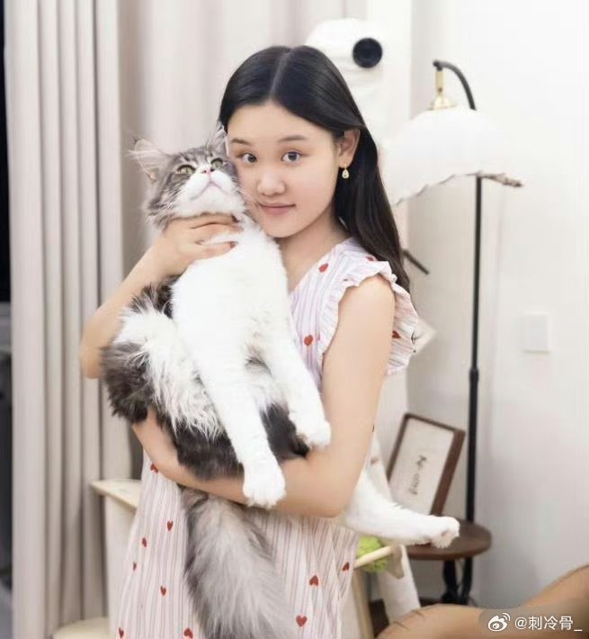 张家齐终于拿下正式代言了，网友都替她高兴，但22岁首拿代言，这次钱能落进她自己口袋吗？ ​​​