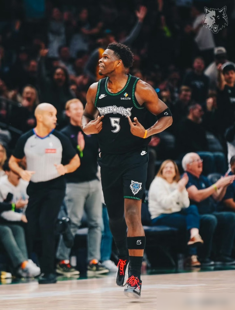 NBA传统位置划分，早就彻底作废了！
2023年NBA改了最佳阵容投票规则，直接取消后卫、前锋、中锋的固定名额，专门适配当下的趋势。
中锋约基奇，场均10.7次助攻领跑全联盟，干着控卫的活当球队核心。
后卫东契奇，场均防守篮板率19.5%，补防扛人比不少传统前锋还能打。
现在一半球星都能横跨