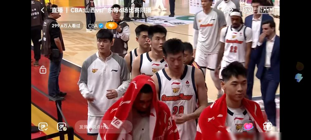 杜锋根本不生气，眼睁睁看着胡明轩7投1中，徐杰得0分，广东队这是要干嘛...