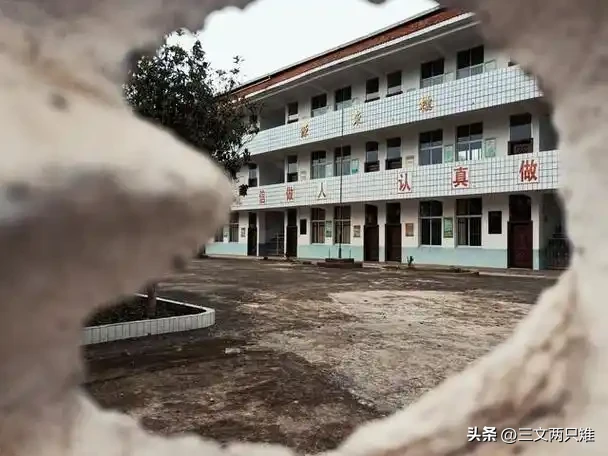 最早的时候，几乎每个村都有小学，甚至大一点的村还有完小，一二年级就在村里上，三四年级可能得去邻村，五六年级才去乡镇中心校。那时候孩子多，一个班三四十个