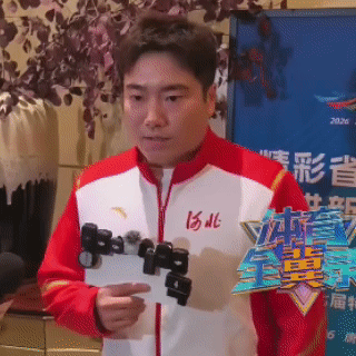 2026年10月16日晚，河北省第十七届运动会开幕式在唐山新体育中心举行。梁靖崑第十七棒出场，最后一棒，点燃主火炬。孙颖莎第六棒。奚美丽带着二宝坐在观众席，她问二宝看见爸爸没有，二宝点了下头，嘴里接的话是“孙颖莎也看到了”。整场开幕式，二宝的视线没往火炬台偏过。
这事传上网，评论区笑成一片。可往深了