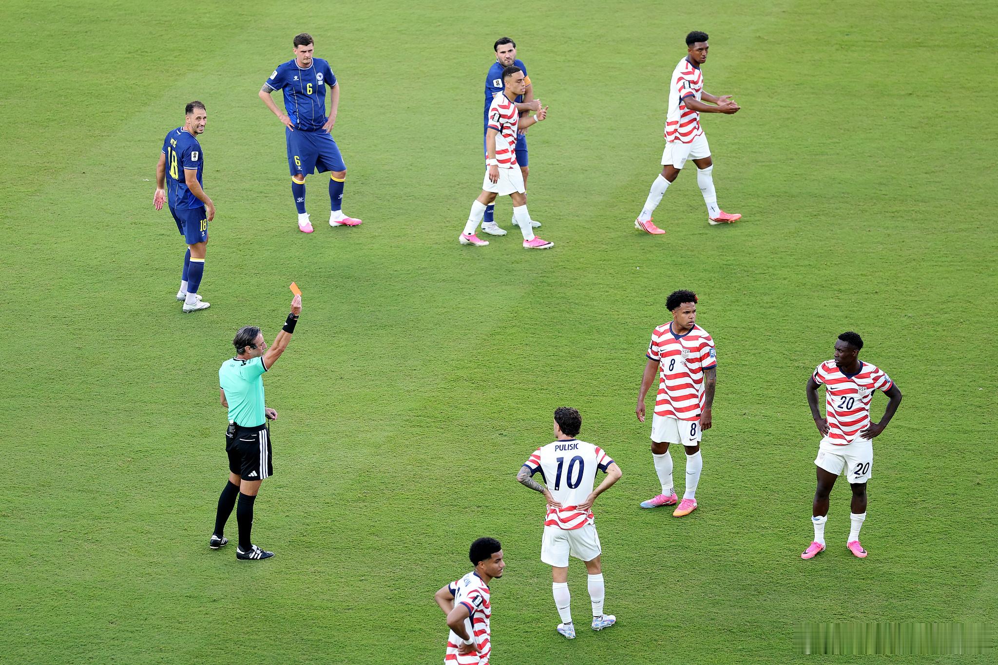 幻痛了[惊恐]危险动作！裁判查看var后将美国前锋巴洛贡直红罚下，上半...