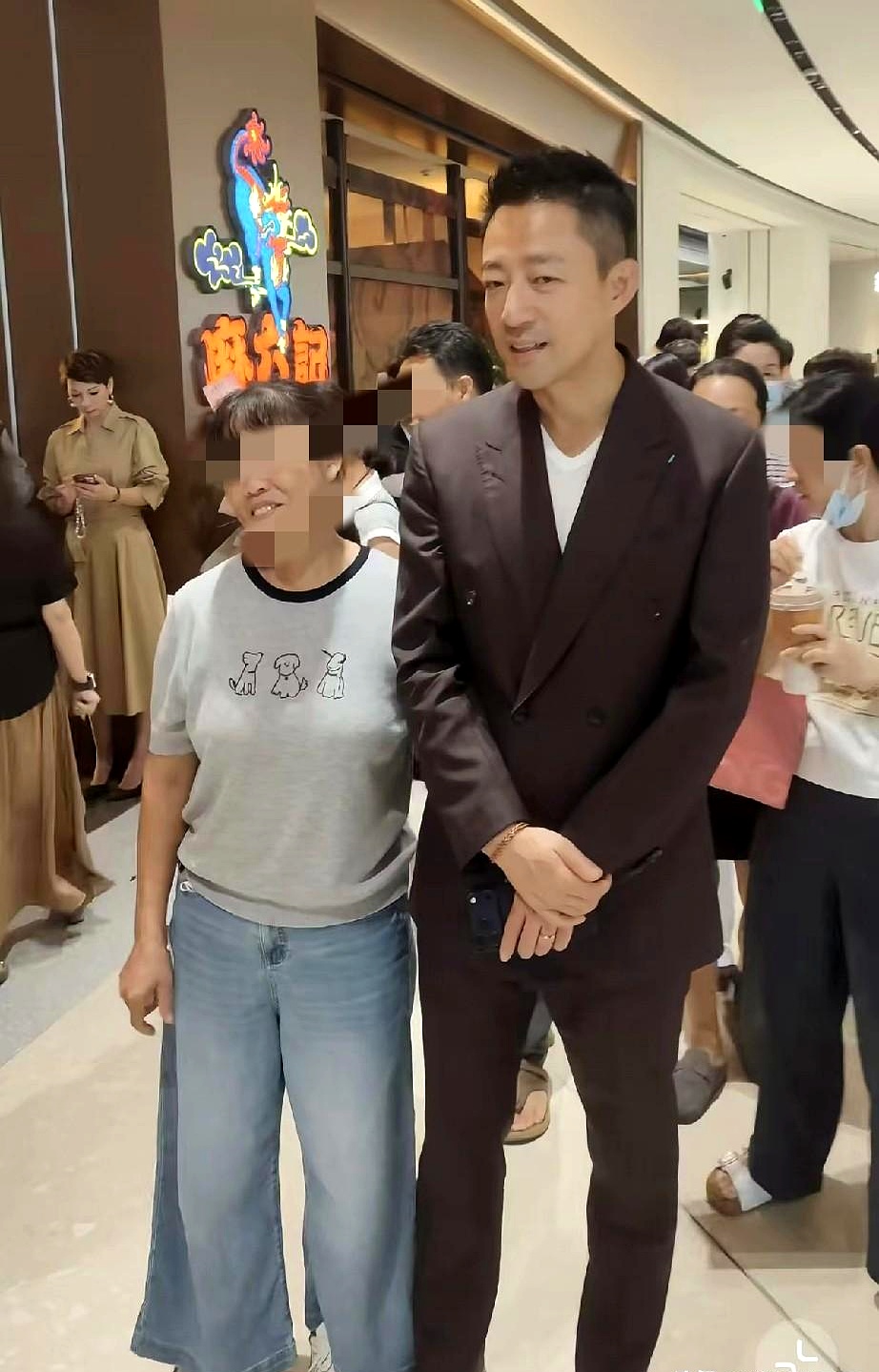 佛山麻六记新店开业，汪小菲竟然亲自在店里跑堂，端着一盘刚出锅的宫保鸡丁送到客人桌前，弓着身子轻声问辣不辣、合不合胃口，店里店外被围得水泄不通
 

换作前几年，他在网上动不动就情绪失控，天天被架在舆论上烤，整个人紧绷得像拉满的弓。如今生意一家接一家地开，家庭安稳了，这次在佛山露面，合影来者不拒，眼神