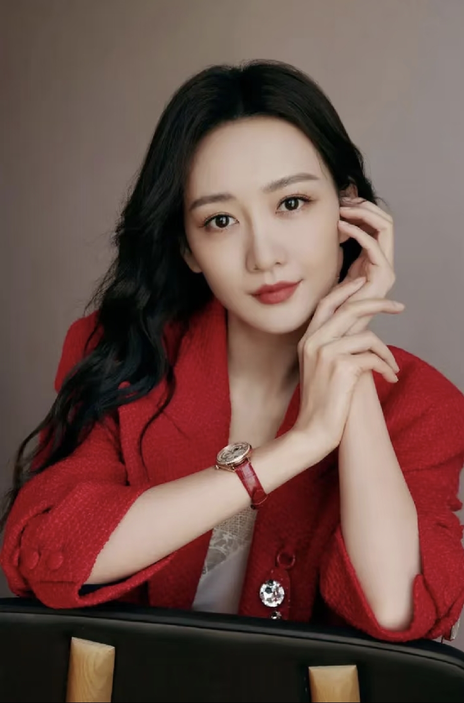 我发现，
比张碧晨更厉害的女人出现了，
她就是王鸥，张碧晨还说了男方是谁，王鸥是直接官宣女儿，压根没提男方的事。

你仔细品品这个操作。张碧晨当年发长文，前因后果写得明明白白，孩子是谁的，怎么怀上的，为什么瞒着，全都交代了。王鸥呢？一张照片，一句&